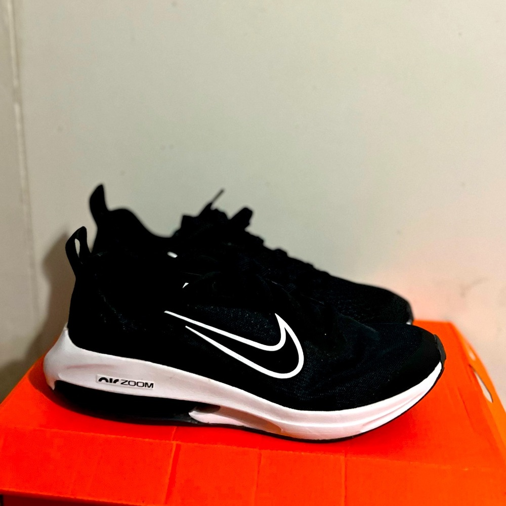 Nike Air Zoom Arcadia 2 Blk/White Sz 6Y/7.5W